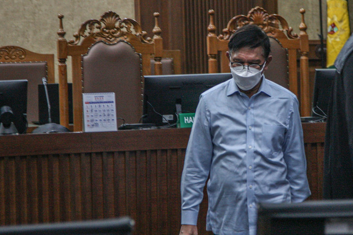 Johnny G Plate juga dihukum untuk membayar uang pengganti sejumlah Rp15,5 miliar paling lama dalam waktu satu bulan sesudah putusan berkekuatan hukum tetap atau inkrah.