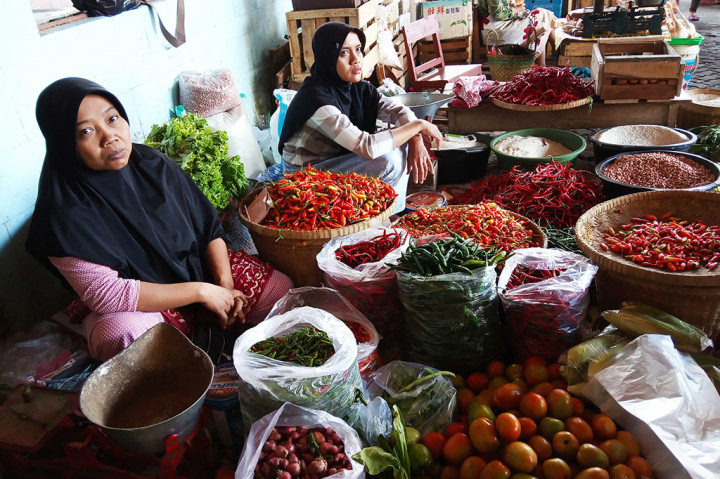 Komoditas cabai cenderung naik, lanjutnya, karena produksi turun akibat dampak kekeringan. Bahkan, petani cabai di beberapa daerah juga banyak yang mengalami gagal panen. Sehingga, pasokan tersendat.