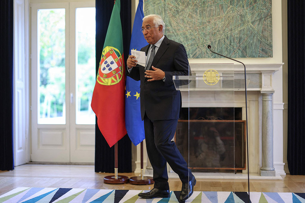 Dengan alasan risiko penerbangan dan kemungkinan berlanjutnya aktivitas ilegal, surat perintah penangkapan juga dikeluarkan untuk Wali Kota Sines dan dua eksekutif di Start Campus.