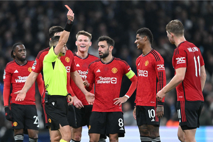 Setelah unggul dua gol, MU harus bermain dengan 10 orang karena Marcus Rashford diganjar kartu merah langsung oleh wasit akibat melakukan pelanggaran keras kepada bek sayap Copenhagen Elias Jelart.