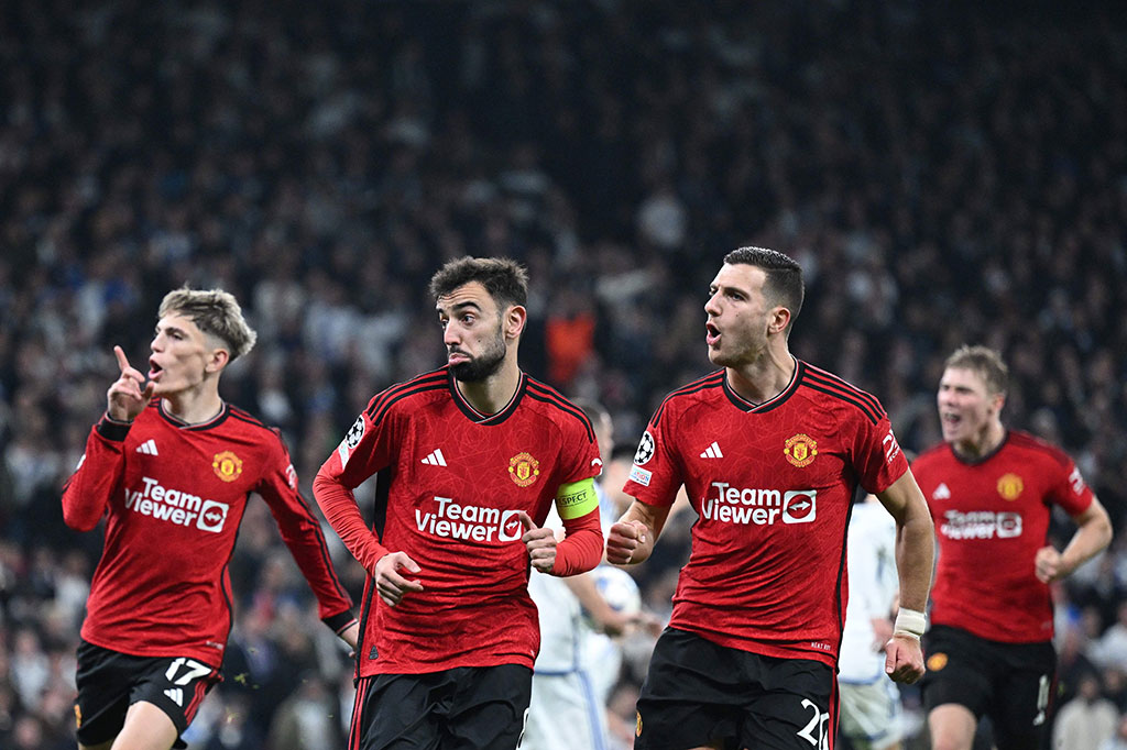 Memasuki babak kedua, Manchester United kembali menjaga asa untuk memenangi pertandingan setelah membuat skor berubah menjadi 3-2 lewat tendangan penalti Bruno Fernandes.