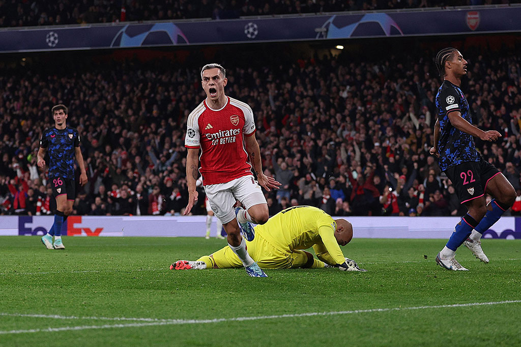 Arsenal mengandalkan Leandro Trossard sebagai ujung tombak, menggantikan Gabriel Jesus yang menderita cedera hamstring. Keputusan pelatih Arsenal Mikel Arteta ternyata berbuah manis setelah Trossard mampu membawa The Gunners unggul lewat sebuah gol pada menit 29.