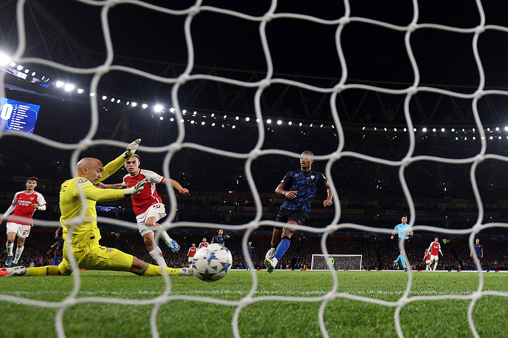 Berawal dari umpan yang dikirimkan Bukayo Saka, Trossard dapat melepaskan tendangan kaki kanan yang tak dapat diantisipasi kiper Sevilla Marko Dmitrovic.