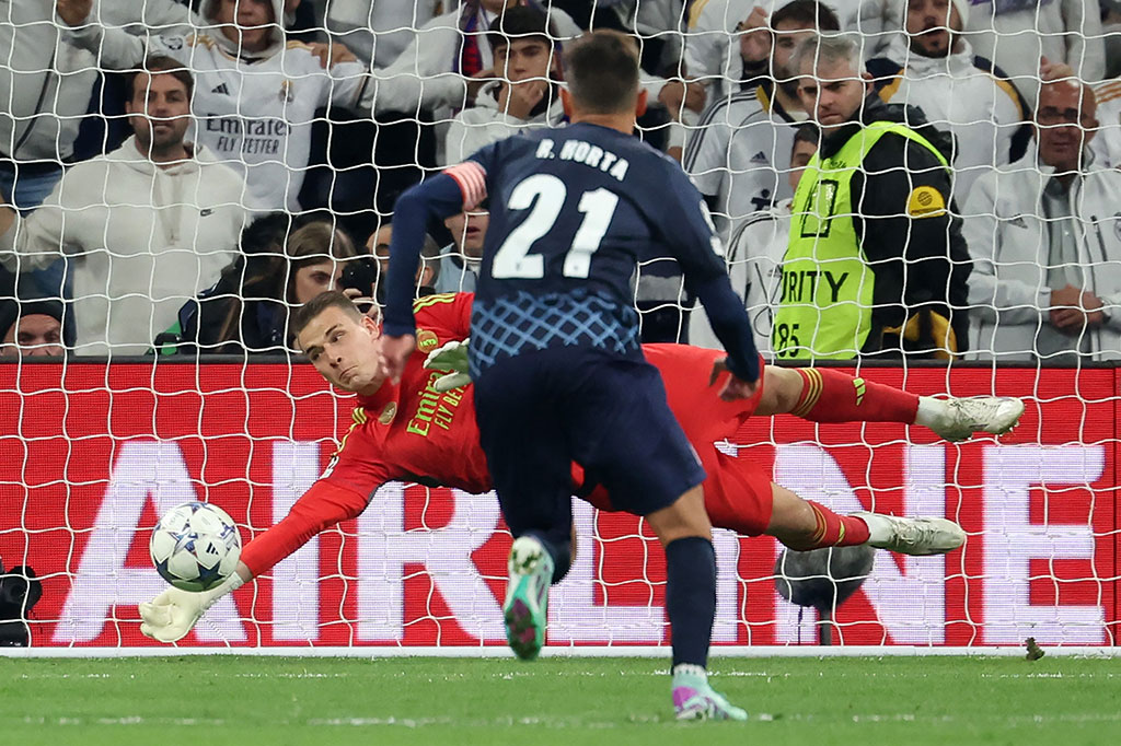 Sayang sepakan Alvaro Djalo bisa digagalkan kiper Andry Lunin. Lunin menjadi starter setelah Kepa Arrizabalaga mengalami cedera saat pemanasan.