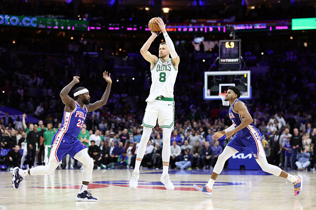 Sementara pemain baru Boston Celtics Kristaps Porzingis memimpin dengan 29 poin. Dan Derrick White yang kembali bermain setelah libur dua laga karena kelahiran putranya, mencetak 19 poin.