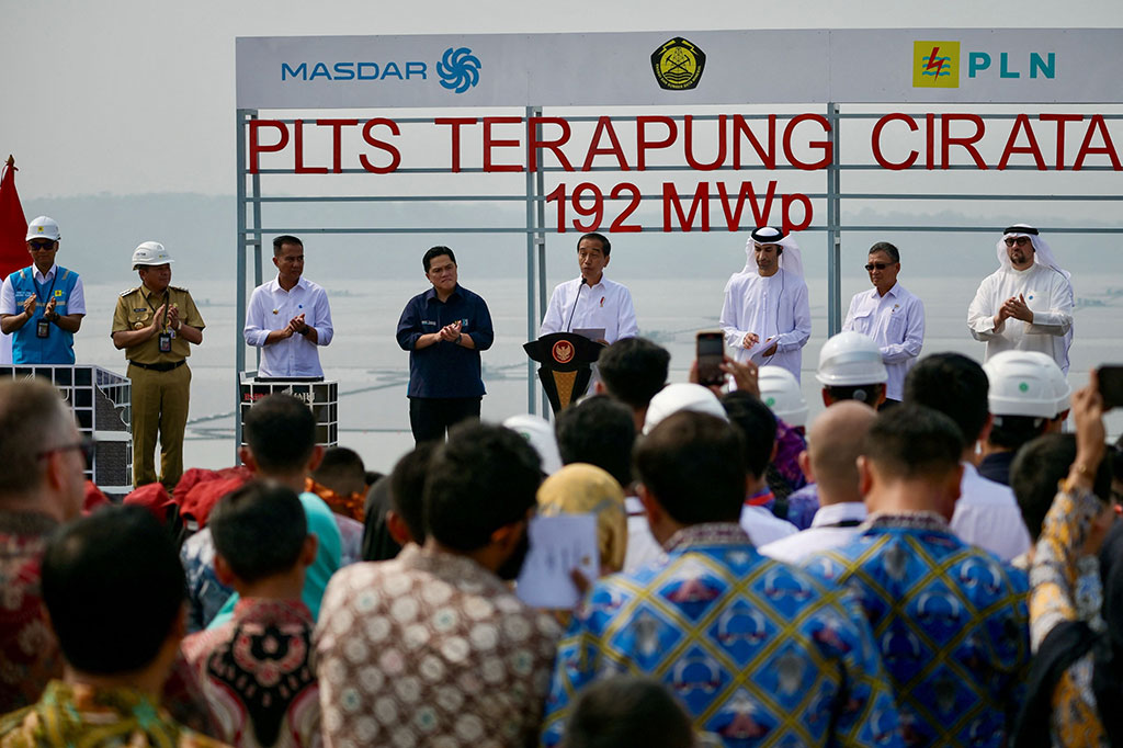Presiden Joko Widodo (Jokowi) meresmikan operasional Pembangkit Listrik Tenaga Surya (PLTS) Terapung Cirata berkapasitas 192 Megawatt Peak (MWp), di Kabupaten Purwakarta, Jawa Barat. Jokowi menyatakan PLTS tersebut sebagai yang terbesar di Asia Tenggara dan nomor tiga di dunia.