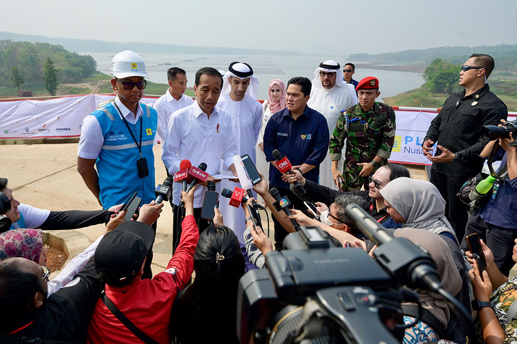 Dikatakan Jokowi, PLTS Terapung Cirata menambah kapasitas produksi listrik eksisting dari Pembangkit Listrik Tenaga Air (PLTA) di wilayah setempat yang kini tercatat mencapai 1.000 Megawatt (MW).