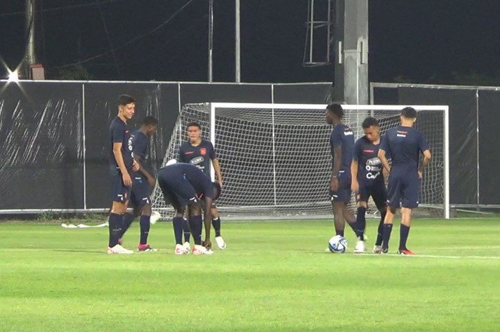 Ekuador akan menghadapi tuan rumah Indonesia di laga pertama Grup A di Stadion Gelora Bung Tomo, Surabaya, Jumat, 10 November 2023. Sebagai tim tamu, Ekuador menyadari bakal mendapat tekanan besar dari suporter tuan rumah. Apalagi pertandingan akan digelar setelah acara pembukaan yang dihadiri banyak tokoh.