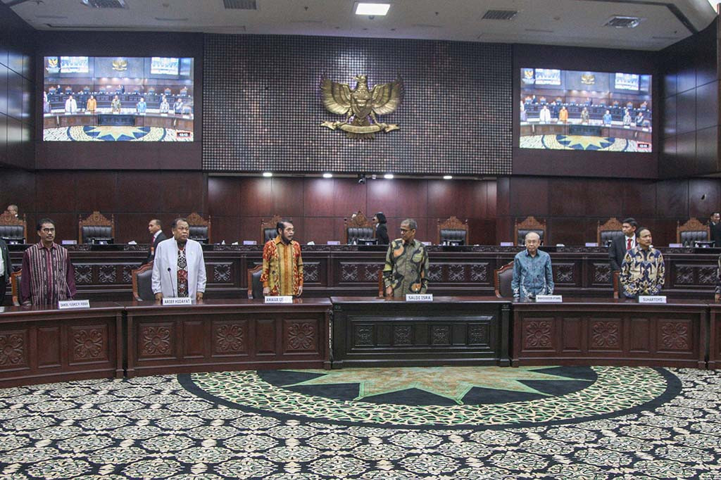 Ketua MK yang baru dipilih melalui rapat pleno hakim secara tertutup dengan agenda musyawarah mufakat. Ketentuan tersebut sesuai dengan Pasal 5 ayat (1) Peraturan Mahkamah Konstitusi (PMK) Nomor 6 Tahun 2023 tentang Tata Cara Pemilihan Ketua dan Wakil Ketua Mahkamah Konstitusi.