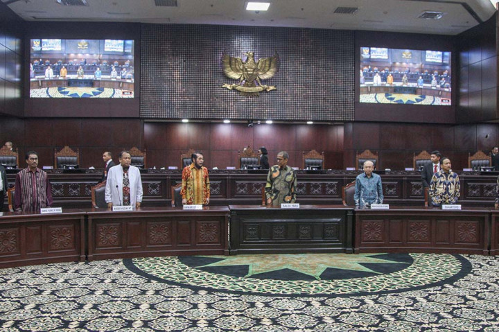 Ketua MK yang baru dipilih melalui rapat pleno hakim secara tertutup dengan agenda musyawarah mufakat. Ketentuan tersebut sesuai dengan Pasal 5 ayat (1) Peraturan Mahkamah Konstitusi (PMK) Nomor 6 Tahun 2023 tentang Tata Cara Pemilihan Ketua dan Wakil Ketua Mahkamah Konstitusi.