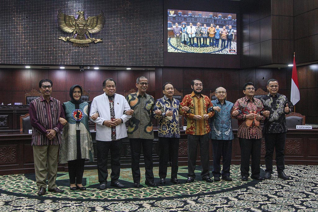 Dijelaskan oleh Saldi Isra bahwa rapat pleno hakim yang dimulai pukul 09.00 WIB itu dihadiri oleh sembilan hakim konstitusi. Dari hasil diskusi, didapat dua nama yang diajukan sebagai calon Ketua MK, yakni Suhartoyo dan Saldi Isra.