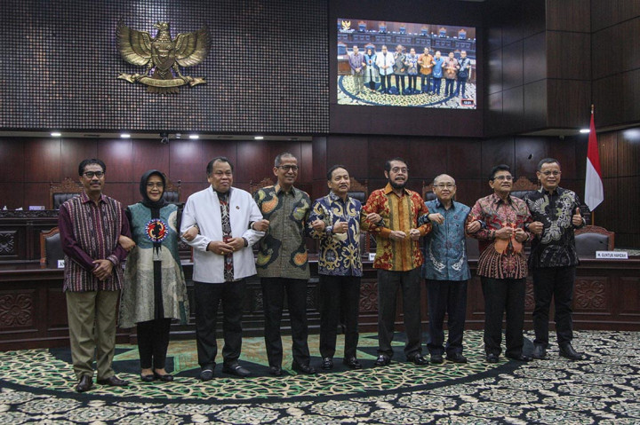 Dijelaskan oleh Saldi Isra bahwa rapat pleno hakim yang dimulai pukul 09.00 WIB itu dihadiri oleh sembilan hakim konstitusi. Dari hasil diskusi, didapat dua nama yang diajukan sebagai calon Ketua MK, yakni Suhartoyo dan Saldi Isra.