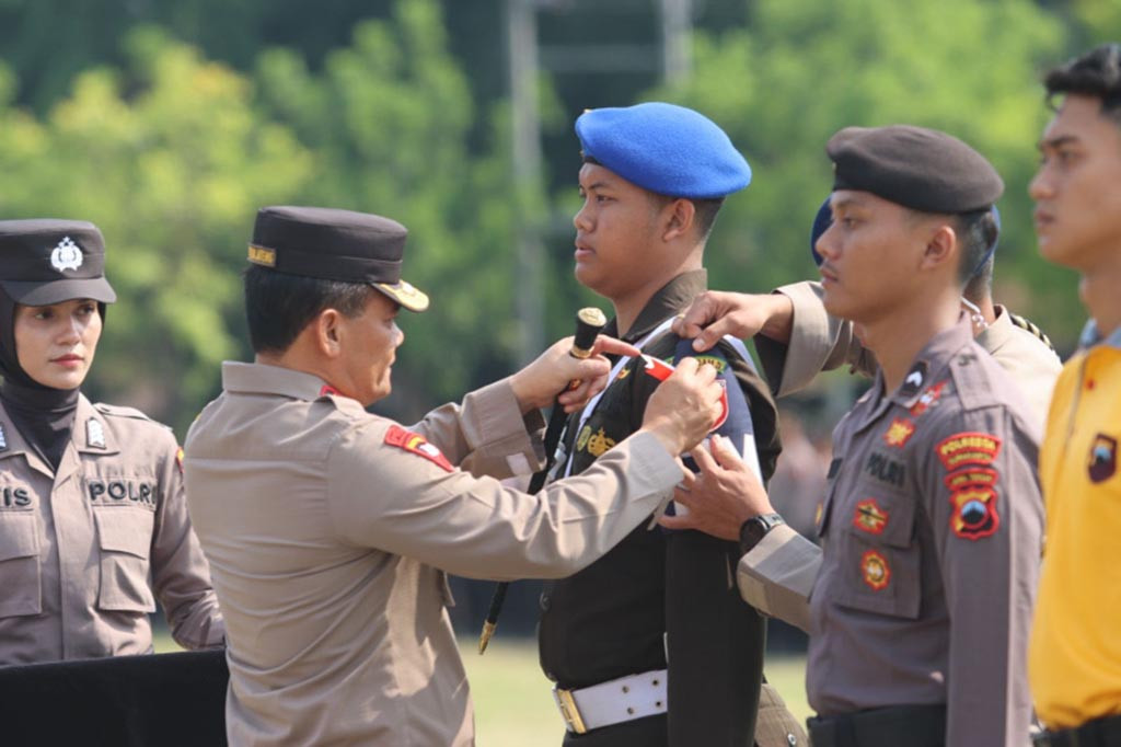 Hal tersebut ditegaskan Kapolda Jateng Irjen Pol Ahmad Luthfi ketika menjadi inspektur upacara Apel Gelar Pasukan Operasi Aman Bacuya 2023 untuk Pengamanan FIFA U-17 World Cup 2023 di Alun Alun Utara Kraton Surakarta, Kamis, 9 November 2023.