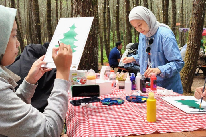 Seperti yang dilakukan ratusan Sahabat Tuli sebutan disabilitas rungu wicara yang tergabung dalam komunitas Gerakan untuk Kesejahteraan Tunarungu Indonesia (GERKATIN) yang terlibat dalam kegiatan penanaman pohon di Tangkal Pinus, kawasan Perhutani Cikole, Lembang, Kabupaten Bandung Barat, Kamis, 9 November 2023.