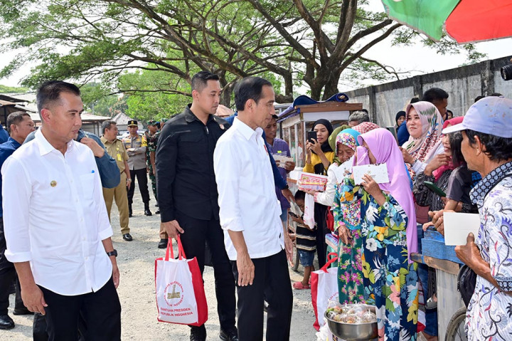 Pada kesempatan tersebut, Presiden juga menegaskan upaya pemerintah dalam menurunkan harga beras dengan memberikan bantuan pangan beras kepada para penerima manfaat. Selain itu, pemerintah juga terus melakukan operasi pasar dan memaksimalkan pendistribusian beras program stabilisasi pasokan dan harga pangan (SPHP) guna memastikan kebutuhan pangan terpenuhi.