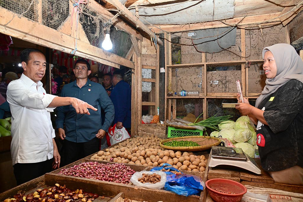 Meski demikian, Kepala Negara menyebut harga komoditas lain saat ini masih dalam kondisi stabil. “Kalau yang naik tinggi memang cabai, tapi ini kan selalu, cabai itu musiman. Kalau pas musimnya seperti ini cabai pasti tadi sudah mencapai memang 100 ribu (rupiah), tapi yang lain-lain saya lihat bawang merah, bawang putih, telur semuanya kondisi stabil,” kata Presiden kepada awak media di Purwakarta.
