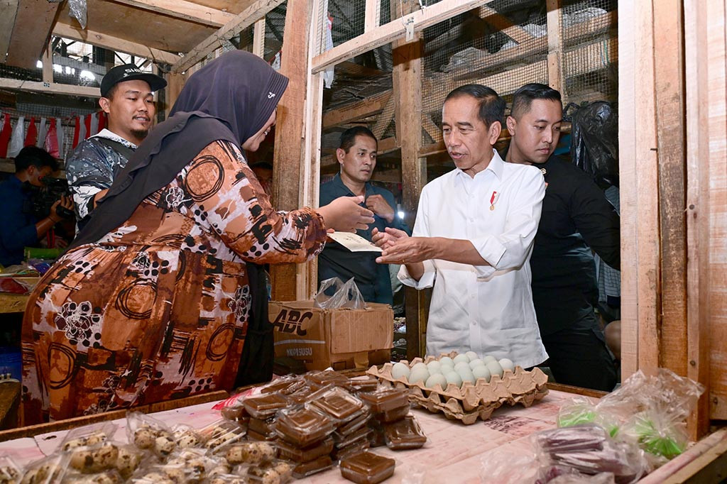 Presiden Joko Widodo meninjau harga bahan pangan di Pasar Citeko, Kabupaten Purwakarta, Provinsi Jawa Barat, pada Kamis, 9 November 2023. Menurut Presiden, sejumlah harga dari komoditas pangan seperti cabai mengalami kenaikan yang tinggi di pasaran.