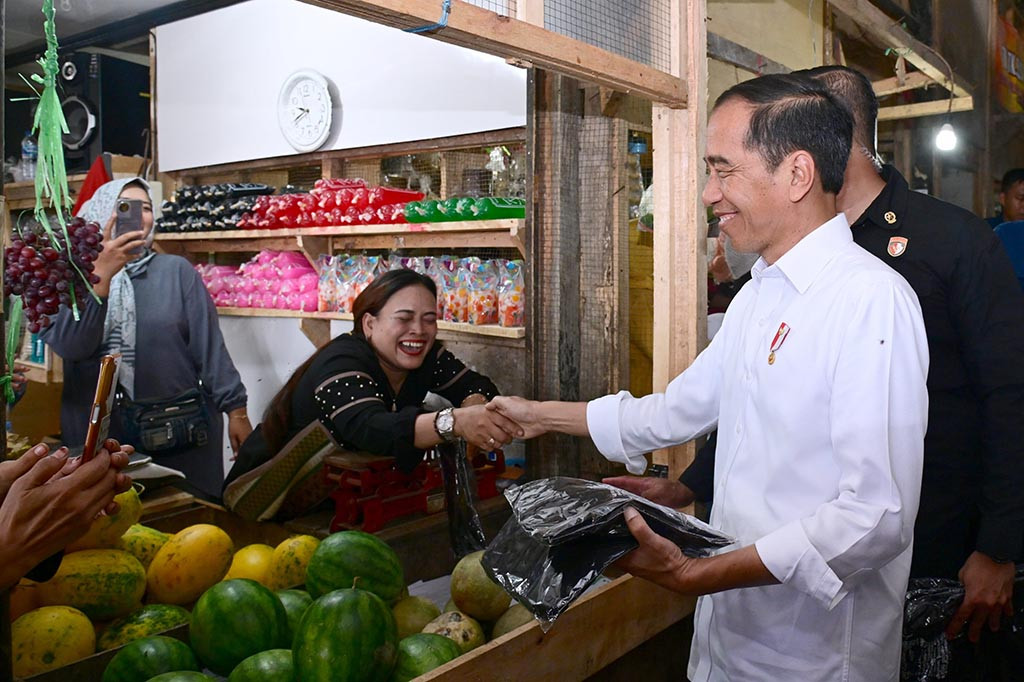 Sementara itu untuk bahan pangan pokok seperti beras, Presiden menuturkan bahwa pemerintah terus berupaya menjaga stabilitas harga di pasar. Hingga saat ini, Presiden Jokowi mengatakan bahwa harga beras masih cukup stabil.
