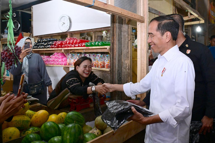 Sementara itu untuk bahan pangan pokok seperti beras, Presiden menuturkan bahwa pemerintah terus berupaya menjaga stabilitas harga di pasar. Hingga saat ini, Presiden Jokowi mengatakan bahwa harga beras masih cukup stabil.