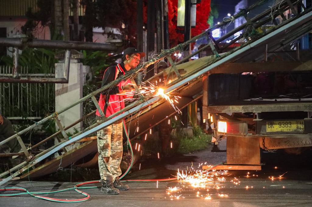 Pemerintah Kota (Pemko) Pematang Siantar melalui Satuan Polisi Pamong Praja (Satpol PP) kembali membongkar reklame di Jalan Sangnaualuh Damanik Simpang Sambo, Kelurahan Siopat Suhu Pematang Siantar. Papan reklame milik CV Trimedia itu dibongkar paksa karena tidak memiliki Izin Kelayakan Media Reklame.