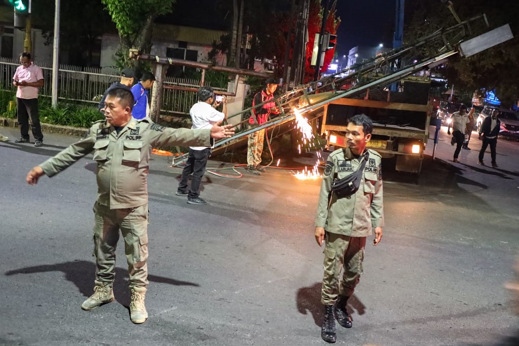 SPT tersebut berdasarkan Surat Keputusan (SK) Wali Kota Pematang Siantar Nomor 300.1 1/1282/VIII/2023 tentang Penetapan dan Perintah Pembongkaran Bangunan Reklame yang Tidak Memiliki Izin Kelayakan Media Reklame pada 14 (Empat Belas) Lokasi di Pematang Siantar.