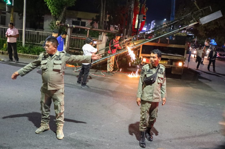 SPT tersebut berdasarkan Surat Keputusan (SK) Wali Kota Pematang Siantar Nomor 300.1 1/1282/VIII/2023 tentang Penetapan dan Perintah Pembongkaran Bangunan Reklame yang Tidak Memiliki Izin Kelayakan Media Reklame pada 14 (Empat Belas) Lokasi di Pematang Siantar.