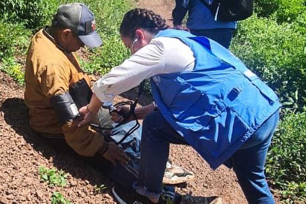 Seorang dokter sedang memeriksa Luis Manuel Diaz, ayah dari penyerang Liverpool Luis Diaz, setelah dibebaskan di Valledupar, Kolombia pada Rabu, 9 November 2023 waktu setempat.