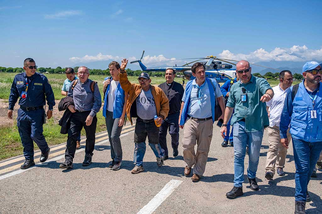 ELN, yang sedang melakukan perundingan perdamaian dengan pemerintahan Petro, kemudian mengakui salah satu unitnya berada di balik penculikan tersebut, yang mereka gambarkan sebagai sebuah kesalahan. Mereka kemudian menyatakan akan segera membebaskannya.