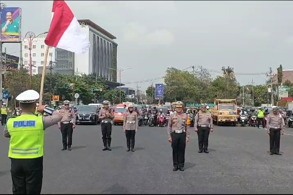 Memperingati Hari Pahlawan 10 November, polisi menghentikan ratusan pengendara ruas jalan di Kabupaten Sidoarjo, Jawa Timur. Mereka kemudian mengheningkan cipta selama 60 detik, untuk menghormati jasa para pahlawan.