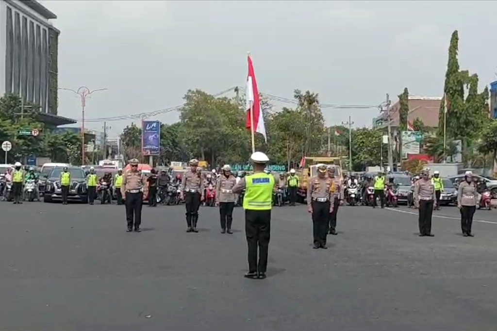 Sebelum mengheningkan cipta, polisi membagikan bendera merah putih kepada para pemakai jalan. Selanjutnya polisi mengajak pemakai jalan menundukkan kepala, dengan diiringi lagu Mengheningkan Cipta dan suara sirine.