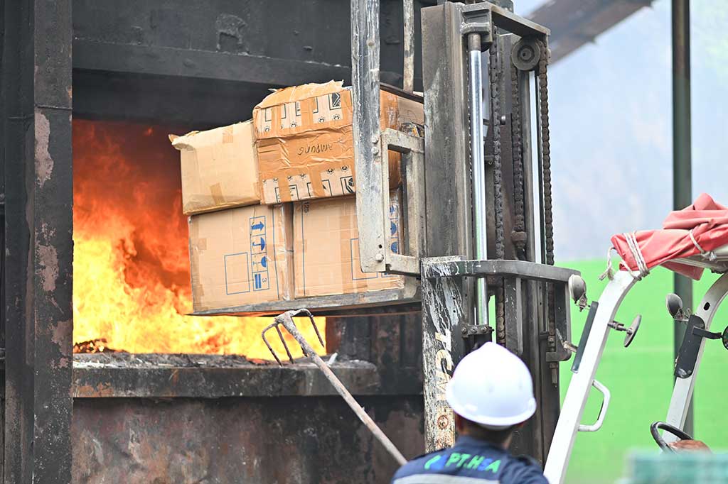 Barang yang dimusnahkan kali ini merupakan barang hasil penindakan Bea Cukai Sidoarjo periode Juni 2022 hingga September 2023. Terdiri dari 19,9 juta batang rokok ilegal dan 166.200 mililiter MMEA. Barang senilai lebih dari Rp23 miliar tersebut menimbulkan kerugian negara Rp13,3 miliar.