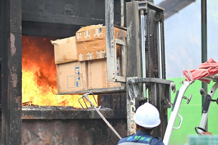 Barang yang dimusnahkan kali ini merupakan barang hasil penindakan Bea Cukai Sidoarjo periode Juni 2022 hingga September 2023. Terdiri dari 19,9 juta batang rokok ilegal dan 166.200 mililiter MMEA. Barang senilai lebih dari Rp23 miliar tersebut menimbulkan kerugian negara Rp13,3 miliar.