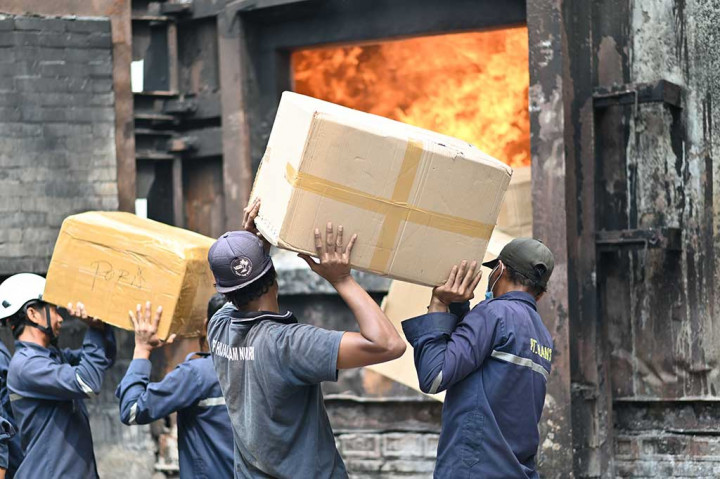 Bea Cukai Sidoarjo memusnahkan barang bukti rokok ilegal dan minuman mengandung etil alkohol (MMEA) senilai lebih dari Rp23 miliar. Pemusnahan dengan cara dibakar di PT Hijau Alam Nusantara (PT HAN) Mojokerto.