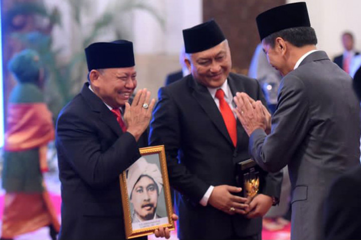 Presiden Jokowi kemudian memberi ucapan selamat kepada para ahli waris penerima gelar pahlawan nasional.