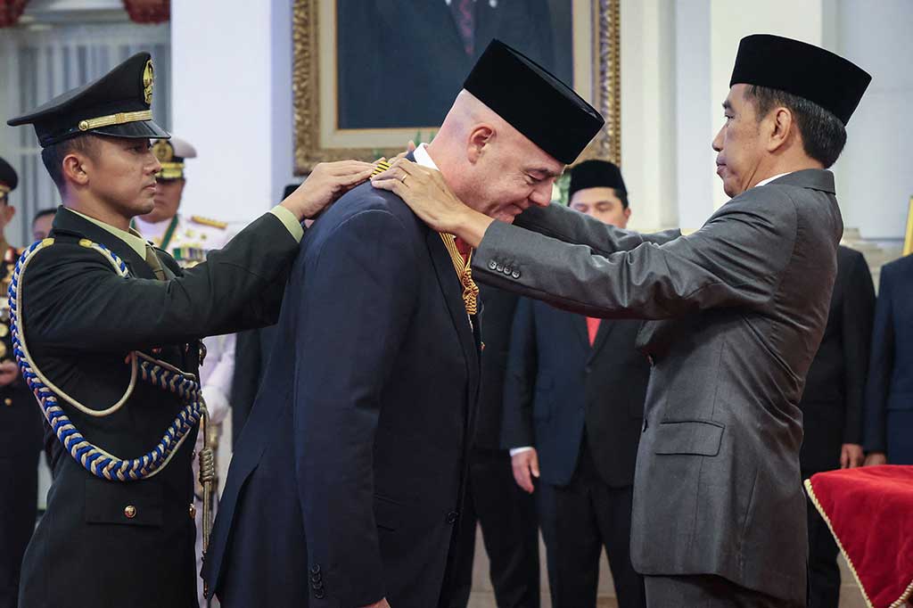 Presiden Federasi Sepak Bola Internasional (FIFA) Giovanni 'Gianni' Vincenzo Infantino memperoleh anugerah Tanda Kehormatan Bintang Jasa Pratama dari Presiden Joko Widodo (Jokowi) di Istana Negara, Jakarta, Jumat, 10 November 2023.