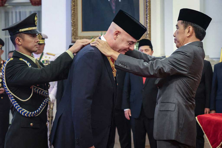 Presiden Federasi Sepak Bola Internasional (FIFA) Giovanni 'Gianni' Vincenzo Infantino memperoleh anugerah Tanda Kehormatan Bintang Jasa Pratama dari Presiden Joko Widodo (Jokowi) di Istana Negara, Jakarta, Jumat, 10 November 2023.