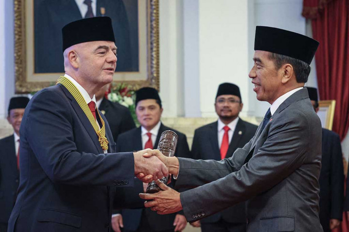 Jokowi menyematkan tanda kehormatan kepada Gianni kemudian memberikan ucapan selamat.