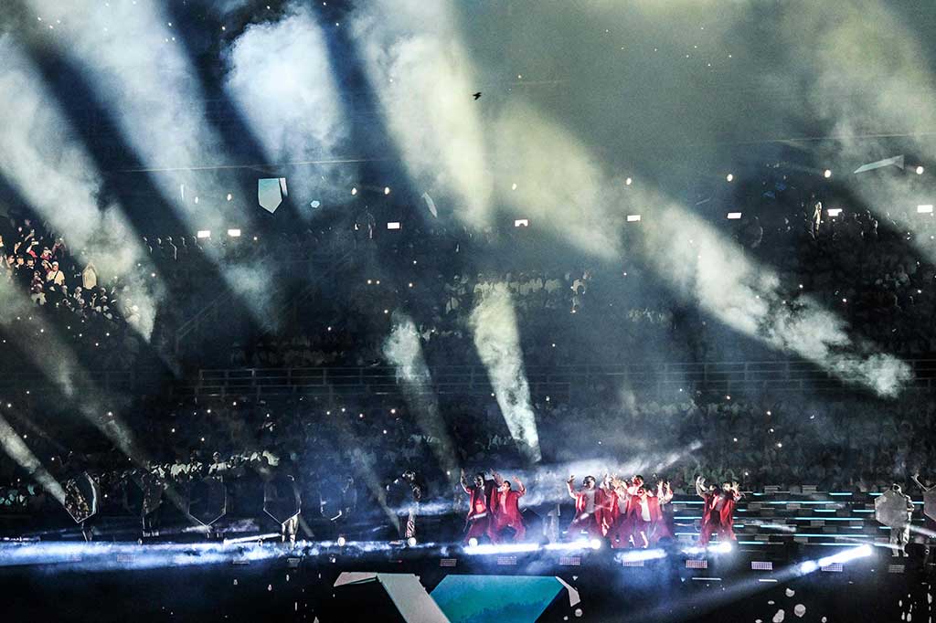 Pembukaan Piala Dunia U-17 Indonesia di Stadion Gelora Bung Tomo (GBT) Surabaya, Jumat, 10 November 2023, berlangsung meriah dan spektakuler dengan menyuguhkan permainan sorotan cahaya dan video mapping.