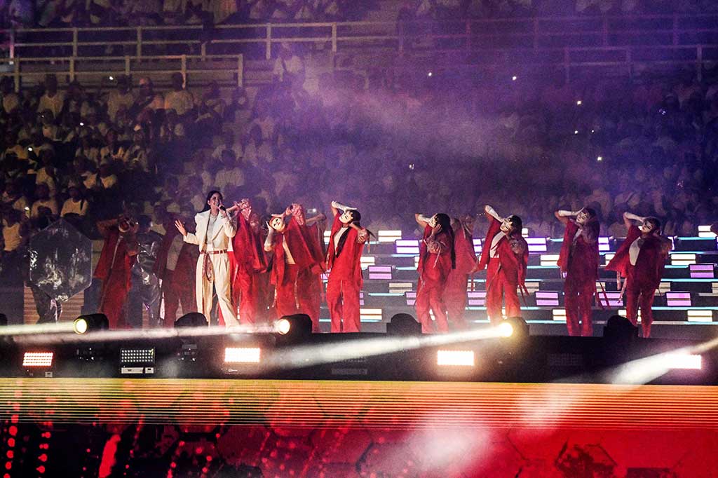 Aurelie Moeremans artis serba bisa blasteran Indonesia-Belgia menghibur penonton dengan mendendangkan lagu secara medley No Comment-Rungkad yang diiringi puluhan penari.