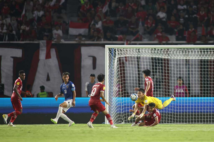Ekuador langsung menyerang pertahanan Indonesia di menit awal. Beberapa peluang tercipta namun bisa dimentahkan tuan rumah berkat kegesitan kiper Indonesia.