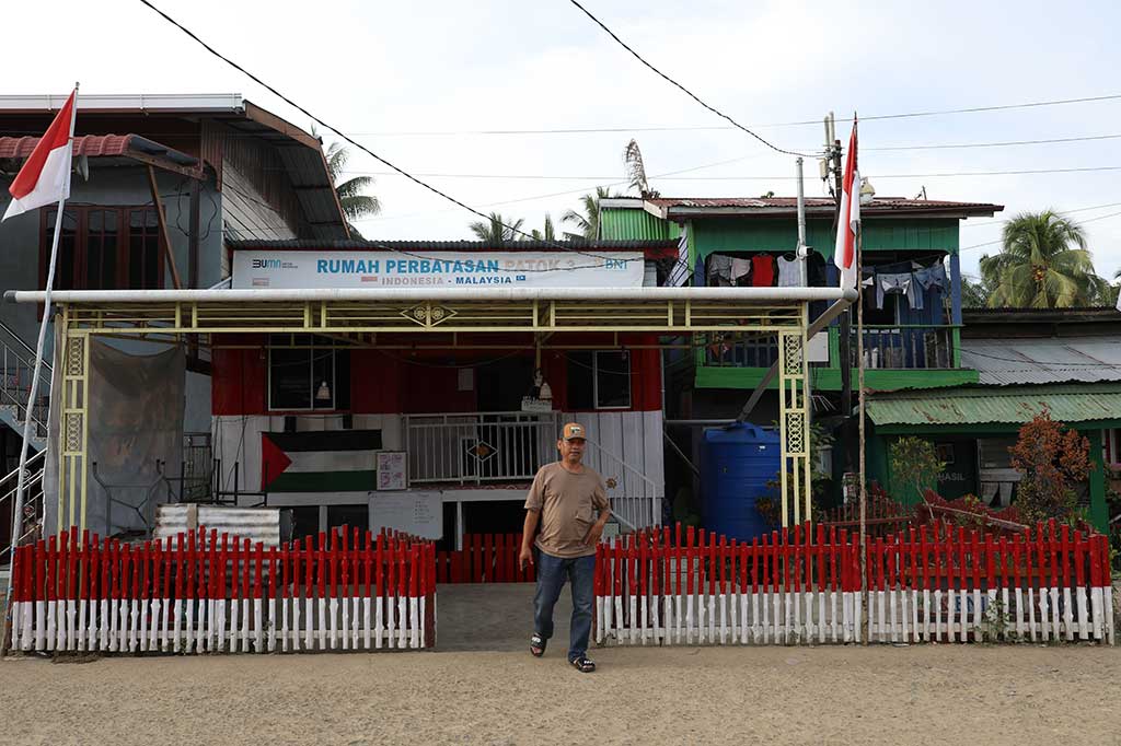 Wisatawan berada di halaman 'rumah dua negara' di perbatasan garis patok 3 Indonesia-Malaysia, Desa Aji Kuning, Pulau Sebatik, Nunukan, Kalimantan Utara, Kamis, 9 November 2023.