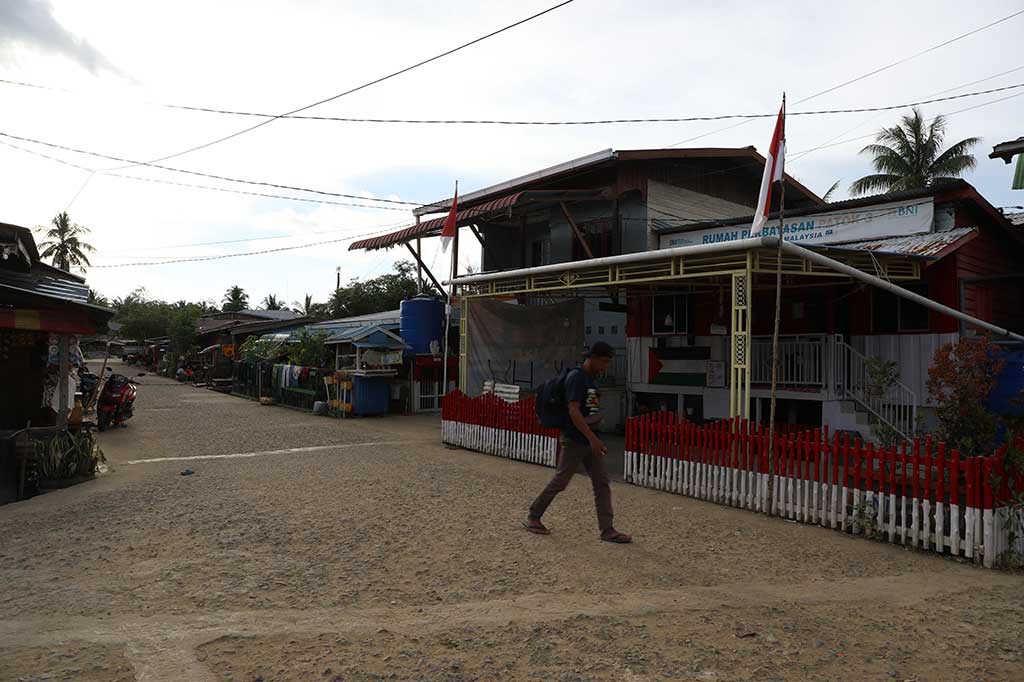  Mengunjungi Pulau Sebatik, Nunukan, Kalimantan Utara kurang lengkap jika kita tidak mengunjungi rumah unik yang terletak di perbatasan garis patok 3 Indonesia-Malaysia, di Desa Aji Kuning.