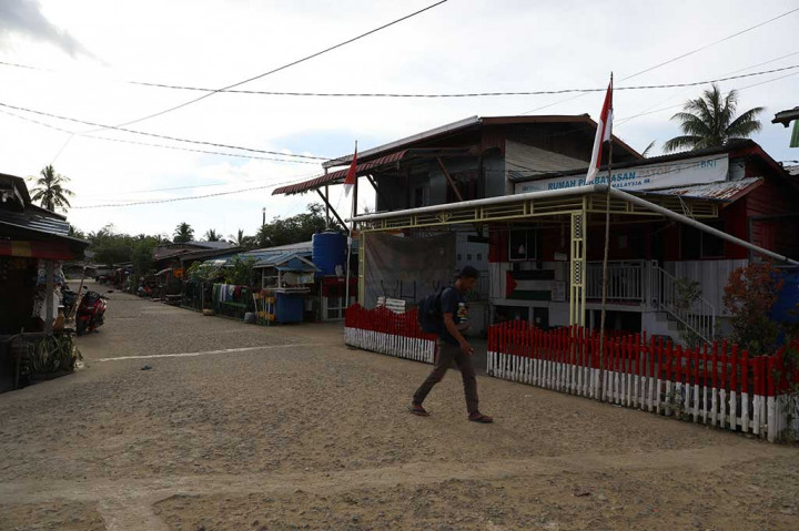  Mengunjungi Pulau Sebatik, Nunukan, Kalimantan Utara kurang lengkap jika kita tidak mengunjungi rumah unik yang terletak di perbatasan garis patok 3 Indonesia-Malaysia, di Desa Aji Kuning.