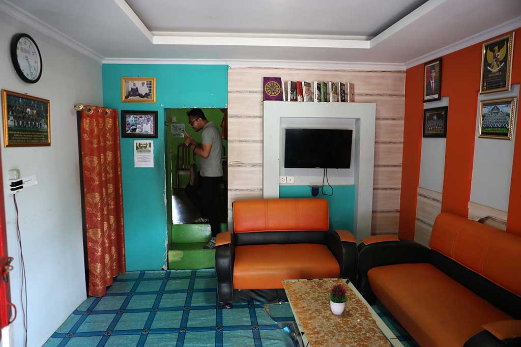 Rumah yang terletak di dua negara tersebut menjadi destinasi utama wisatawan yang berkunjung ke Pulau Sebatik.