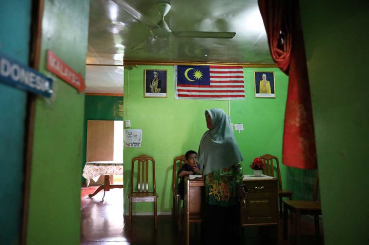 Rumah dua negara tersebut ruang tamunya berada di wilayah Indonesia, sementara ruang baca dan dapur di Malaysia.