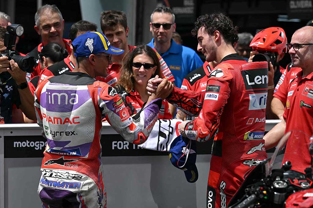 Bagnaia melaju cepat di sirkuit Sepang untuk mencetak rekor putaran baru satu menit dan 57:491 detik. Martin, yang juga mengendarai Ducati, beberapa menit sebelumnya memecahkan rekor putarannya sendiri setelah mencatat waktu 1:57.549, sebelum ia dikalahkan oleh rivalnya tersebut.