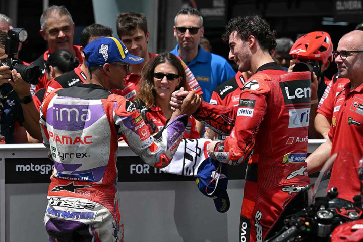 Bagnaia melaju cepat di sirkuit Sepang untuk mencetak rekor putaran baru satu menit dan 57:491 detik. Martin, yang juga mengendarai Ducati, beberapa menit sebelumnya memecahkan rekor putarannya sendiri setelah mencatat waktu 1:57.549, sebelum ia dikalahkan oleh rivalnya tersebut.