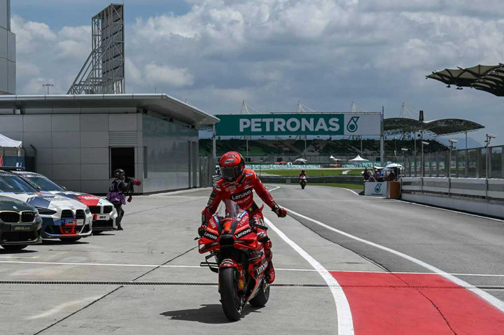 Pemimpin klasemen MotoGP Francesco Bagnaia mencetak rekor putaran baru untuk meraih pole position di Grand Prix Malaysia, Sabtu, 11 November 2023. Rival Bagnaia, Jorge Martin berada di urutan kedua dalam sesi kualifikasi.