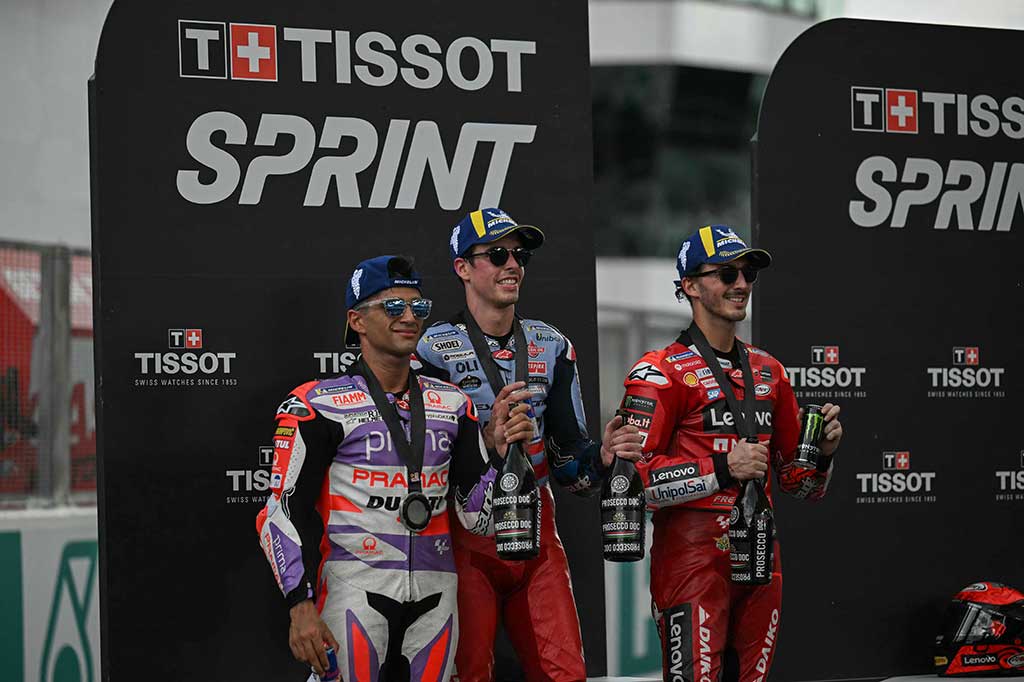 Itu menjadi hasil yang sangat mengecewakan bagi pemegang gelar Bagnaia, yang start dari posisi terdepan dan memimpin setengah dari 10 lap, sebelum kemudian tergelincir ke posisi ketiga.