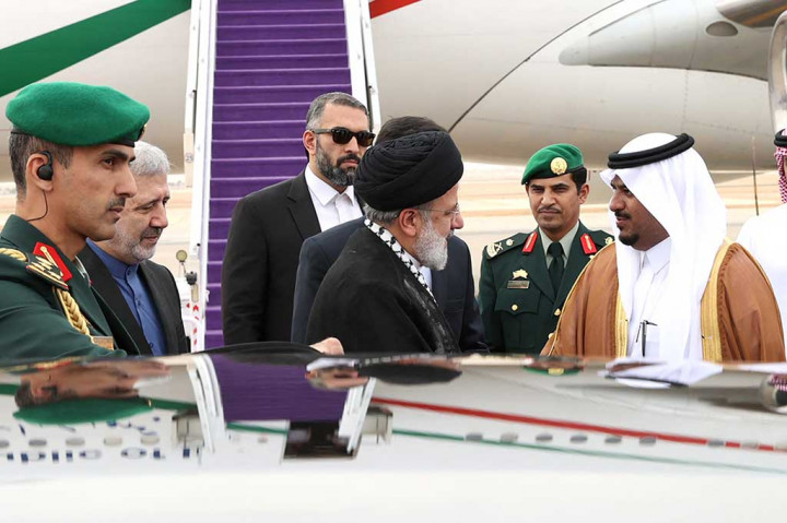 Rekaman yang ditayangkan di saluran Al-Ekhbariya menunjukkan Raisi, mengenakan syal keffiyeh tradisional Palestina, menyapa pejabat Saudi di bandara setelah turun dari pesawatnya. 